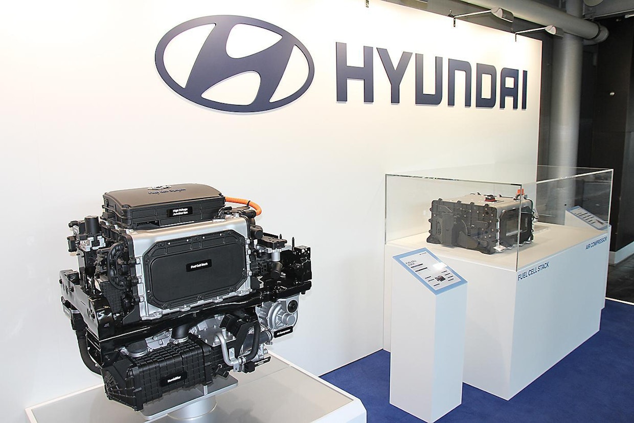 Hyundai Motor tekee merkittävän avauksen 0-päästöisen kuljettamisen saralla. Yritys toimittaa yhteistyössä H2 Energyn kanssa 1 000 polttokennotekniikkaa käyttävää kuorma-autoa Sveitsiin vuosien 2019–2023 välillä. Mallisto käsittää 4x2 ja 6x2 vetureita. Autoissa on 190 kW polttokenno ja 350 kW sähkömoottori. Toimintasäde on noin 400 kilometriä ja tankkaus kestää noin 7 minuuttia.