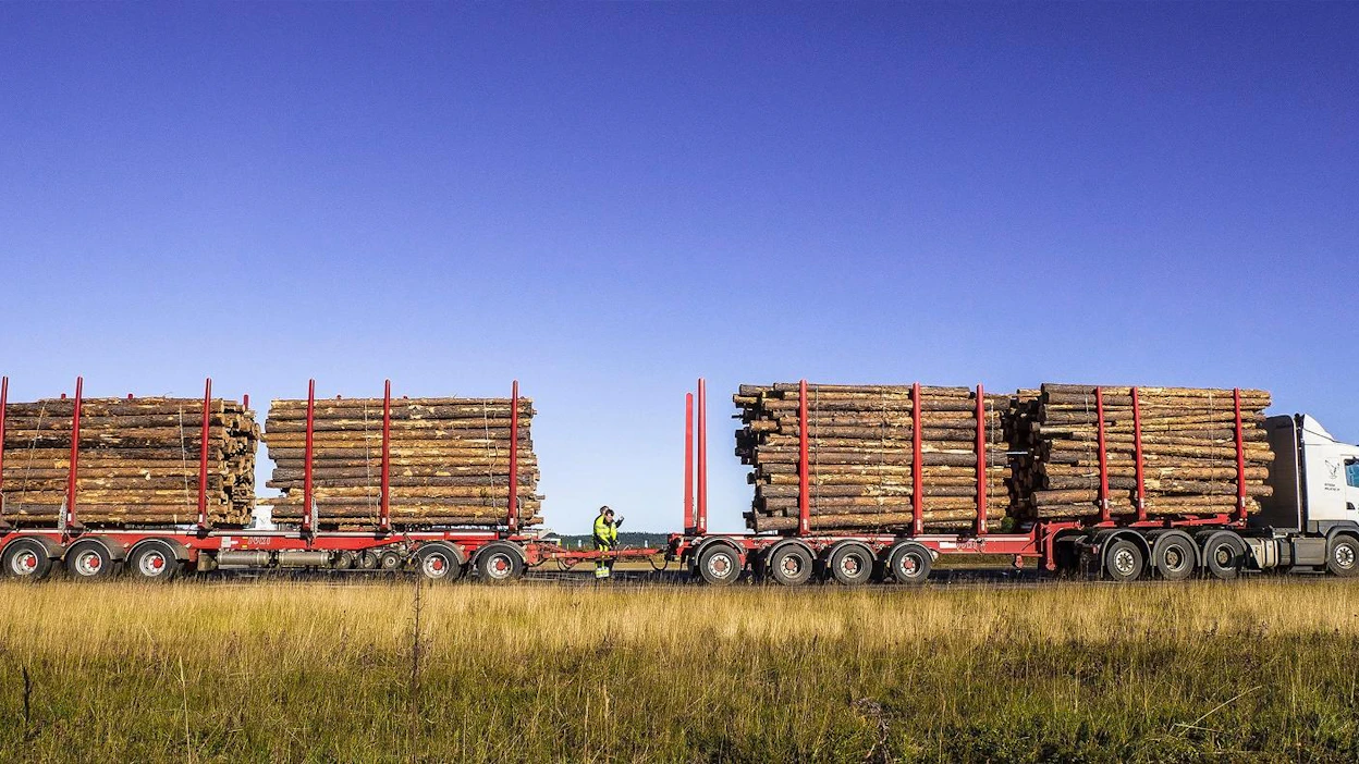 Suurin HCT-kokeilussa mukana oleva auto on tämä Ketosen Kuljetus Oy:n Scania R 730 8x4*4, jolla ajetaan puuta Metsähallitukselle. Yhdistelmä koostuu 4-akselisesta vetäjästä, 4-akselisesta puoliperävaunusta ja 5-akselisesta täysperävaunusta, joten yhteensä yhdistelmässä on 13 akselia. Metsähallituksen ohella kokeilun osapuolina ovat yhdistelmän perävaunut valmistanut Jyki Oy, Scania Suomi ja Nokian Tyres, joista jokainen kerää kokemuksia tulevaisuutta varten.