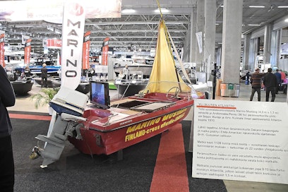 Venemessuilla esiteltiin mielenkiintoista suomalaista veneilyn historiaa: tällä veneellä ja moottorilla on menty Atlantin yli. Vuonna 1970 Arto Kulmala sekä Seppo Muraja matkasivat Dakarista Brittiläiseen Guanaan ilman saattovenettä. Purje oli tarpeen, sillä polttoainetta ei voitu kuljettaa riittävästi 36 hv Archimedes/Penta moottoria varten.