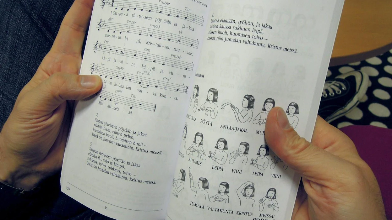 Kantelun mukaan musiikkiluokilla laulettiin paljon uskonnollisia lauluja. LEHTIKUVA / RITVA SILTALAHTI
