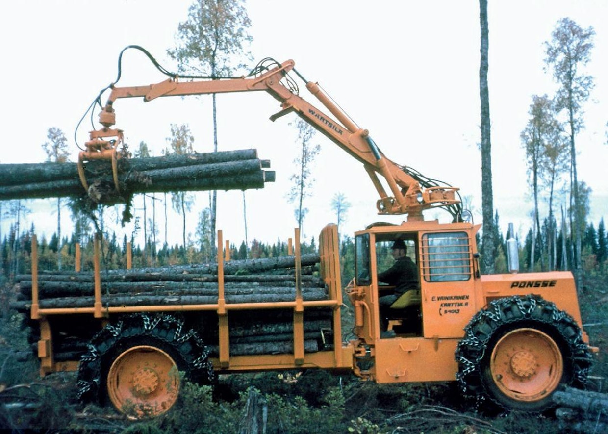 Ensimmäinen sarjavalmisteinen Ponsse luovutettiin Eero Vainikaiselle 29.10.1971. Sen valmistus tapahtui ”ennakoivalla osamaksulla”, eli ostaja rahoitti koneen valmistusta. Tästä vaatimattomasta alusta on kehittynyt yksi Suomen suurimmista metallialan yrityksistä.