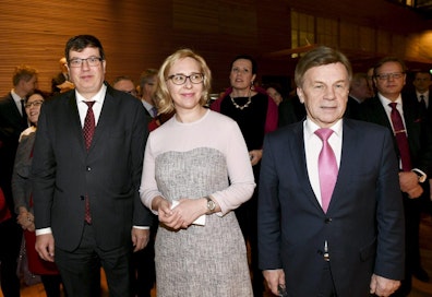 Vuoden viimeinen istuntopäivä alkaa puhemies Maria Lohelan (sin.) tarjoamilla perinteisillä joulukahveilla.