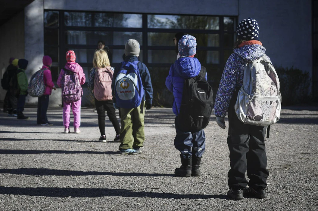 Oppilaat odottivat sisäänpääsyä turvavälijonossa Jokiniemen koulun pihalla Vantaalla 14. toukokuuta.