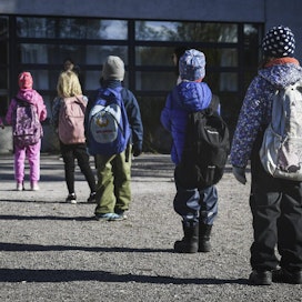 Oppilaat odottivat sisäänpääsyä turvavälijonossa Jokiniemen koulun pihalla Vantaalla 14. toukokuuta.