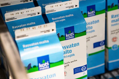S-ryhmä halpuutti kotimaista rasvatonta maitoa liki neljä vuotta sitten Prismoissa ja nyt uudestaan S-marketeissa.