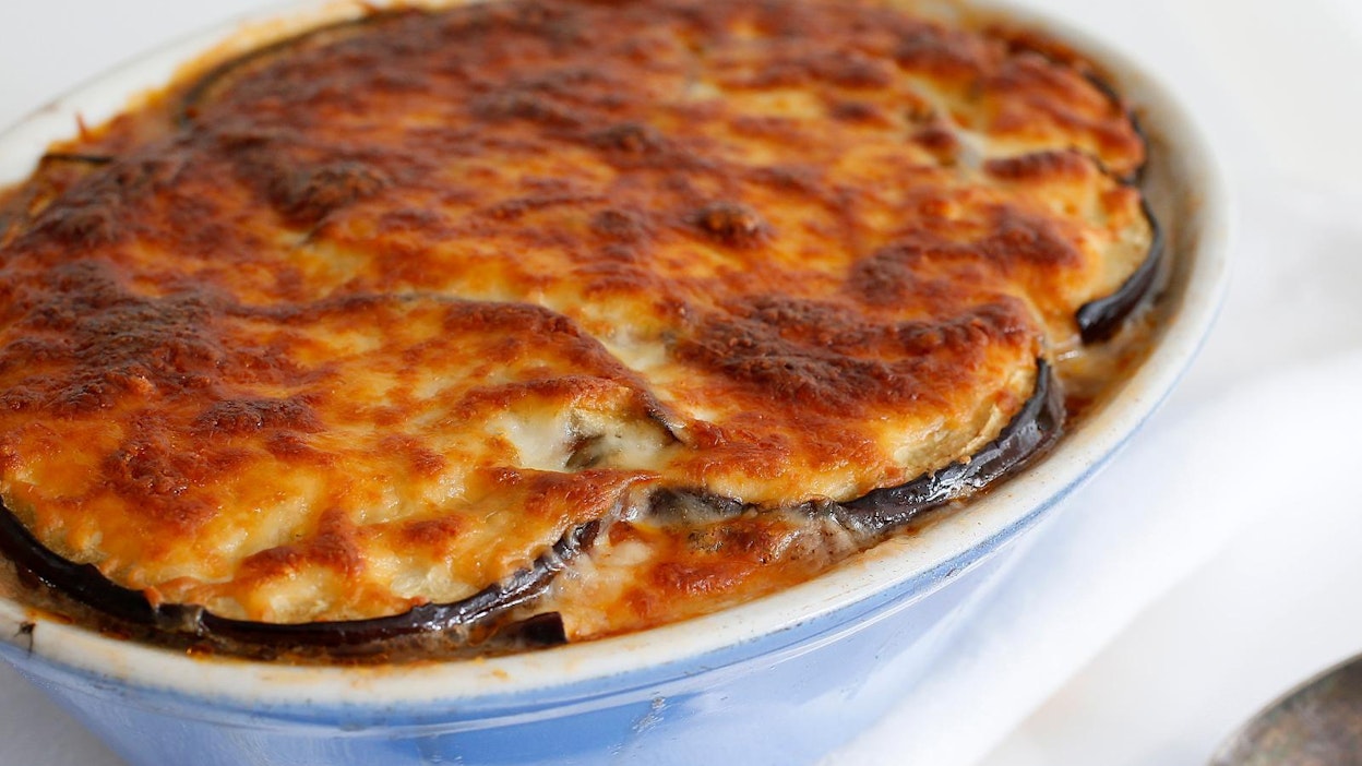 Moussakan voi valmistaa jo edellisenä päivänä, sillä se vain paranee yön yli seistessään.