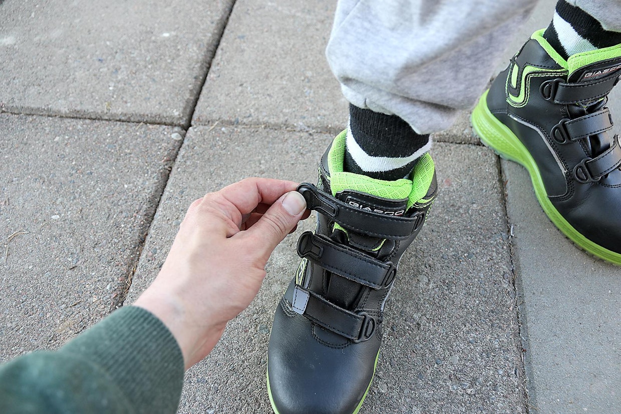 Kengät ovat puolivartiset. Kiristäminen tapahtuu tarra- lenkeillä. Pukemista helpottaisi kantapuolelle asennettu lenkki.