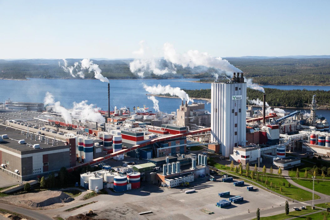 Metsä Boardin taivekartonkia käytetään esimerkiksi elintarvike-, lääke- ja kosmetiikkapakkauksissa sekä tarjoilupakkauksissa. Arkistokuvassa on Husumin tehdasintegraatti Örnsköldsvikissä Ruotsissa.