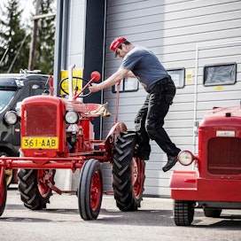 Vanhat Valmetit -yhdistyksen yli 300 neliön kerhotila on Nurmijärvellä. Traktorit ovat uuden veroisessa kunnossa, pikku-Valmetiin kipuava Kimmo Kirveslahti kertoo.