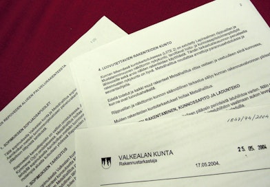 Noin 30 vuotta vanhan Lapinsalmen riippusillan kannatinvaijeri petti sunnuntaina. Onnettomuushetkellä sillalla oli yhdeksän ihmistä, mutta kukaan ei loukkaantunut. LEHTIKUVA / RITVA SILTALAHTI