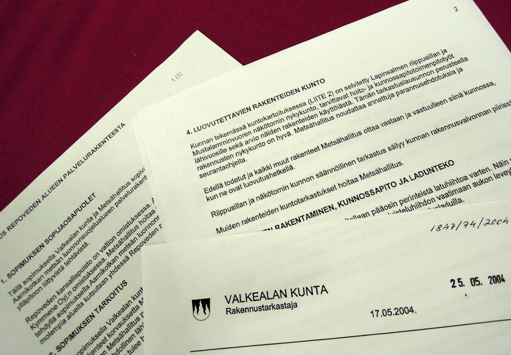 Noin 30 vuotta vanhan Lapinsalmen riippusillan kannatinvaijeri petti sunnuntaina. Onnettomuushetkellä sillalla oli yhdeksän ihmistä, mutta kukaan ei loukkaantunut. LEHTIKUVA / RITVA SILTALAHTI