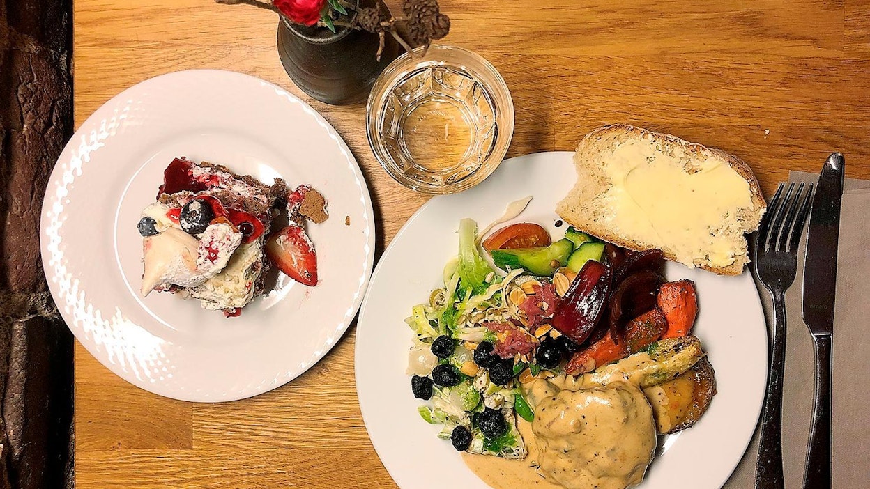 Buffetissa oli tänään lämpimän ruuan päälle kakkua.