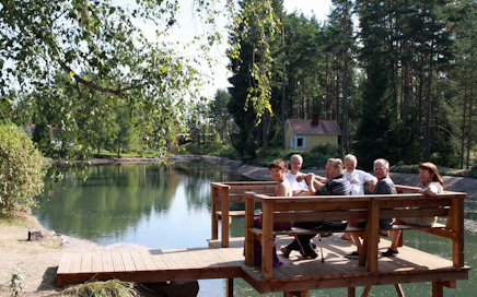Liejuinen joutoalue palasi kyläläisten ponnistuksin takaisin kirkasvetiseksi Kuninkaanlähteeksi.