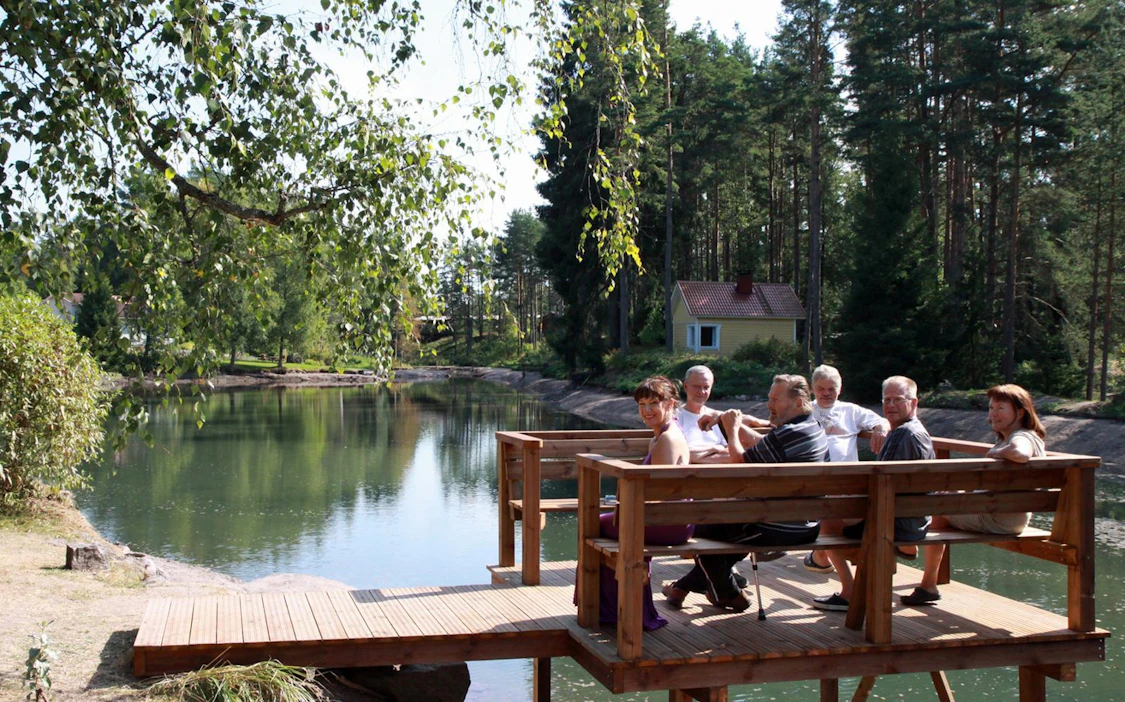 Liejuinen joutoalue palasi kyläläisten ponnistuksin takaisin kirkasvetiseksi Kuninkaanlähteeksi.