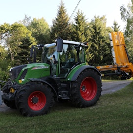 Fendt 313 sopii portaattoman voimansiirtonsa ansiosta erittäin hyvin piennarten niittoon. Traktorin omapaino on kohtuulliset 6 tonnia, minkä vuoksi iso etupaino on raskaan leikkurin kanssa tarpeen.