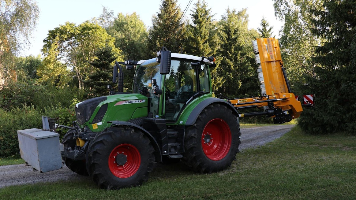 Fendt 313 sopii portaattoman voimansiirtonsa ansiosta erittäin hyvin piennarten niittoon. Traktorin omapaino on kohtuulliset 6 tonnia, minkä vuoksi iso etupaino on raskaan leikkurin kanssa tarpeen.