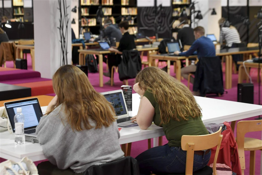 Korkeakoulujen aloituspaikkojen lisääminen on osa hallitusohjelmaa, jossa kirjattiin tavoitteeksi koulutustason nosto ja eri alojen ja alueiden osaajapulaan vastaaminen. LEHTIKUVA / MARKKU ULANDER