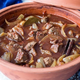 Stifado on kreikkalaisten kansallisruokaa. Lammas muhii mureaksi hyvin maustetussa tomaattisessa liemessä.