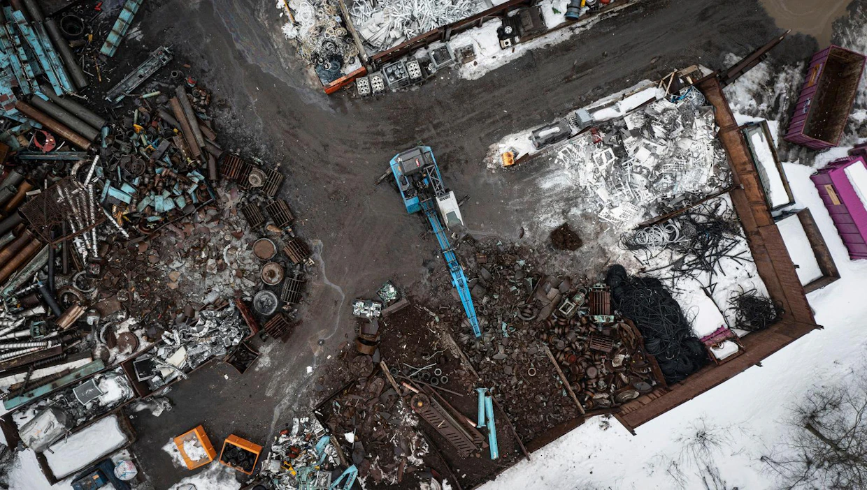 Retekon toimipisteellä Jyväskylässä kierrätetään monenlaista metalliromua, esimerkiksi käytöstä poistettuja autoja.