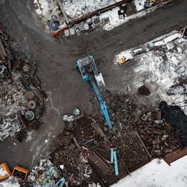 Retekon toimipisteellä Jyväskylässä kierrätetään monenlaista metalliromua, esimerkiksi käytöstä poistettuja autoja.