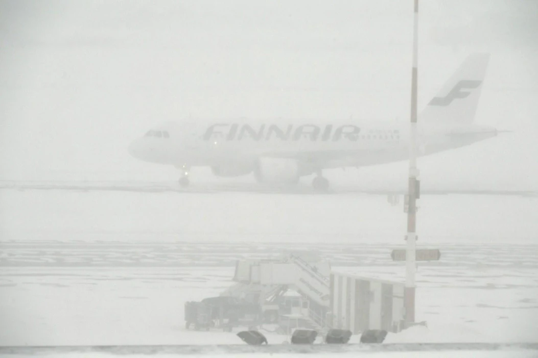 Puoli yhden aikaan päivällä Finnair oli perunut jo kymmenen lentoa Helsinki-Vantaalta. Kuva: Lehtikuva / Jussi Nukari