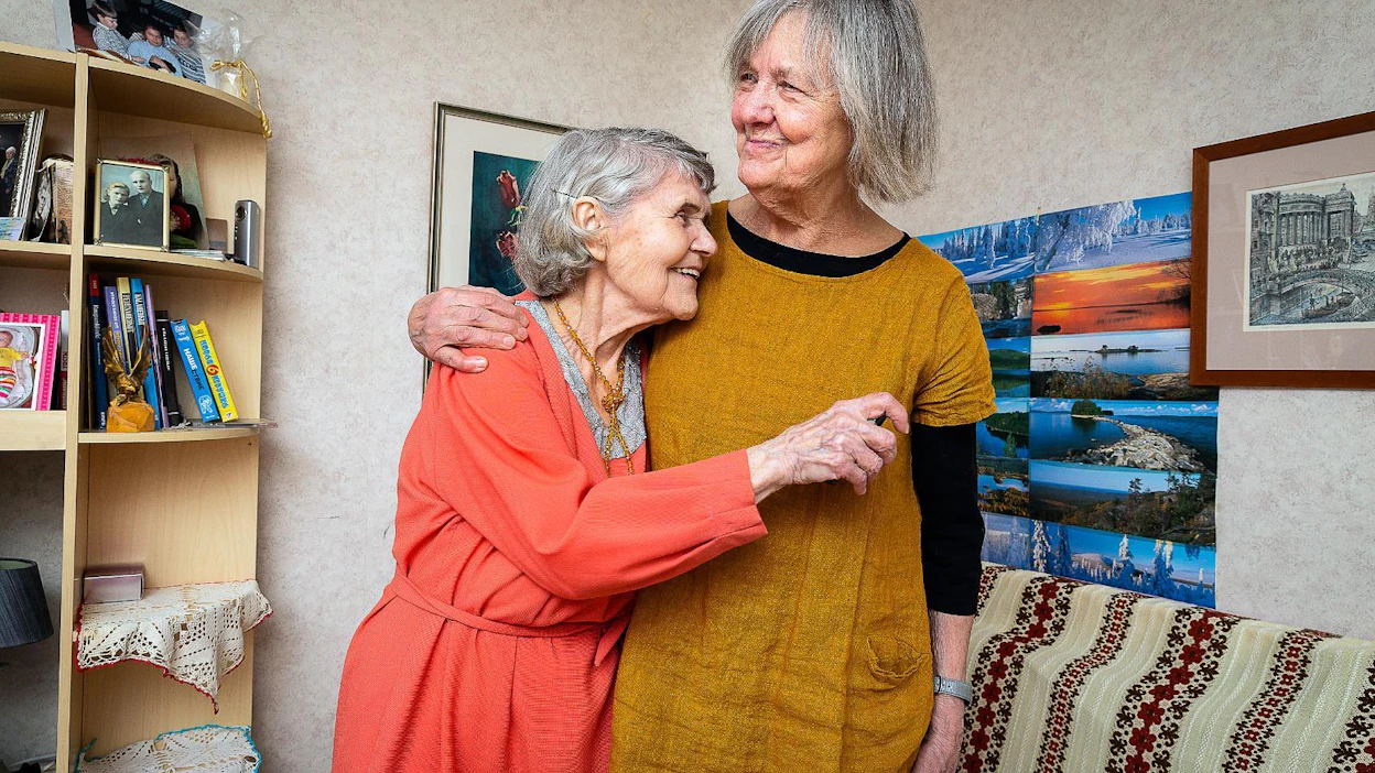 Lempi Vatjalainen, 87, ja Salme Rinne, 82, ovat tutustuneet SPR:n Ystävätoiminnan kautta. Yhdessä he muistelevat mieluusti menneitä.