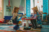 Vilttitossu (Matilda Pirttikangas) ei anna siskolleen Heinähatulle (Emelia Levy) hetkenkään rauhaa.