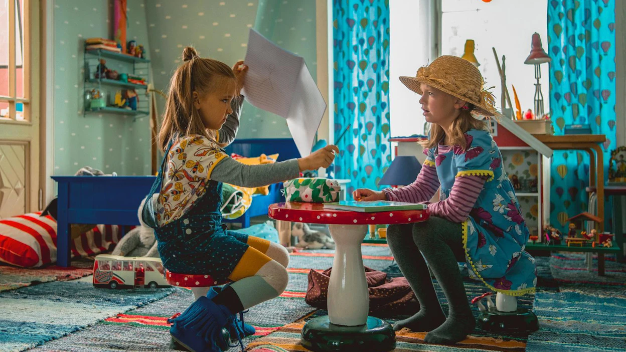 Vilttitossu (Matilda Pirttikangas) ei anna siskolleen Heinähatulle (Emelia Levy) hetkenkään rauhaa.