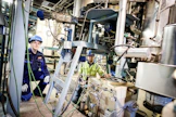 VTT Oy tutkii power to x eli sähköstä polttoainetta -hankkeissaan synteettisiä polttoaineita. VTT:n Jyväskylän tutkimuslaboratorion tutkija Mikko Lappalainen ja tutkimusteknikko Juho Kauppinen ovat kiertoleijukoekattilan äärellä, millä tutkitaan palamista.