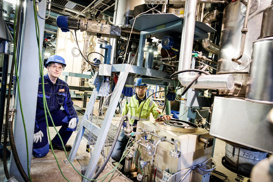 VTT Oy tutkii power to x eli sähköstä polttoainetta -hankkeissaan synteettisiä polttoaineita. VTT:n Jyväskylän tutkimuslaboratorion tutkija Mikko Lappalainen ja tutkimusteknikko Juho Kauppinen ovat kiertoleijukoekattilan äärellä, millä tutkitaan palamista.