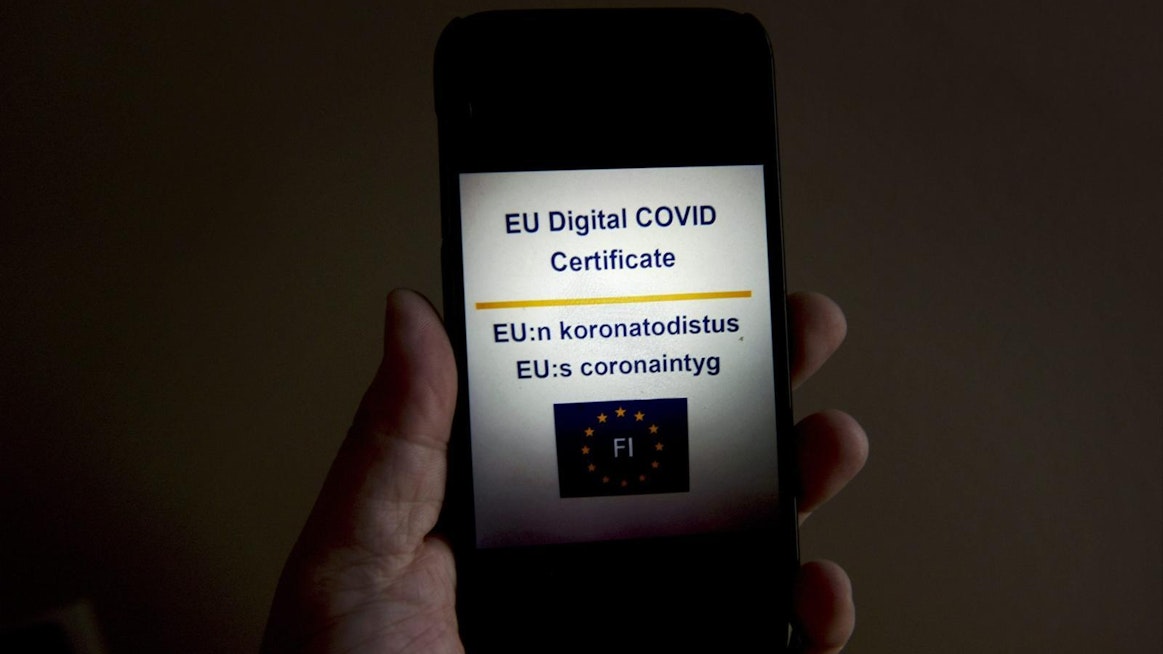 EU:n koronatodistuksen saavat nyt myös koronan sairastaneet, joilla on yksi rokotus. LEHTIKUVA / Timo Jaakonaho