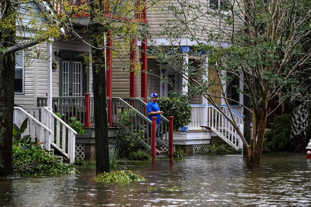 Floridassa Pensacolan kaupungissa satoi neljässä tunnissa saman verran vettä kuin yleensä sataa neljässä kuukaudessa. Mies seurasi kotikatunsa tulvimista. LEHTIKUVA / AFP