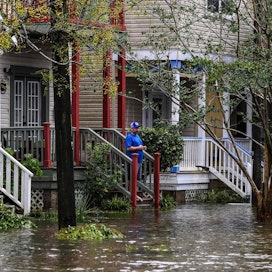 Floridassa Pensacolan kaupungissa satoi neljässä tunnissa saman verran vettä kuin yleensä sataa neljässä kuukaudessa. Mies seurasi kotikatunsa tulvimista. LEHTIKUVA / AFP