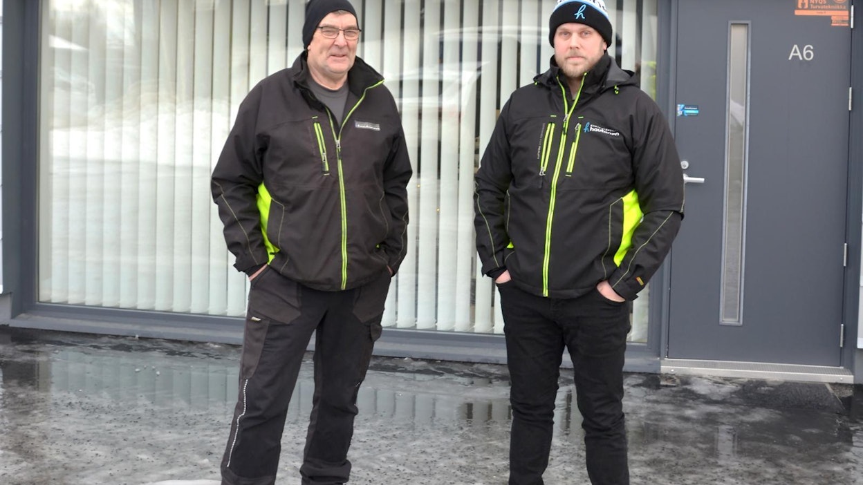 Pekka Hautanen ja Jussi-Pekka Hautanen Kiinteistöhuolto Hautanen Oy:n toimiston edessä Seinäjoella.