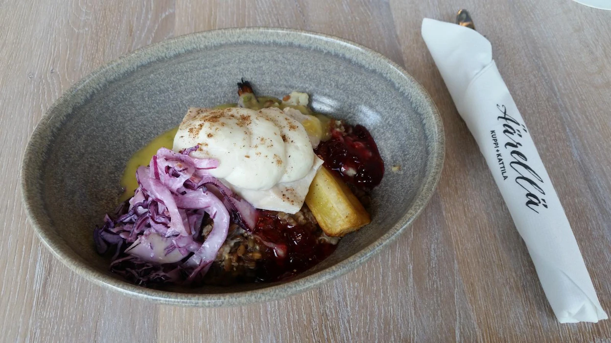Fine Dining -tyylisen lounaan ainekset olivat täyttäviä vaikka annos ei ollut suuri.