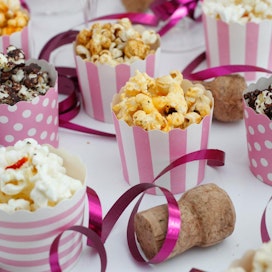 Sulatettu suklaa, sekä tumma että vaalea, ovat suosituimpia makeita popcornmausteita.