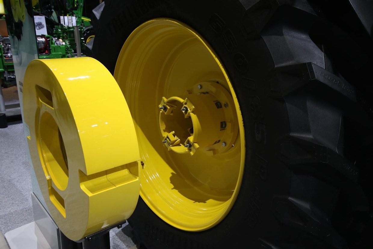 John Deeren EZ Ballast Wheel System -vannepainoratkaisu palkittiin Agritechnican hopeamitalilla. Pikakiinnitteiset vannepainot on helppo asentaa paikalleen silloin, kun painoa tarvitaan ja toisaalta painojen irrottamisen kynnys on matala silloin, kun ylimääräisestä painosta on vain haittaa. Etupyöriin voidaan asentaa 250 kg:n painot kumpaankin, taakse voidaan puolelleen asentaa kaksi painoa, eli yhteensä 1 000 kg. (TV)