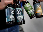 Korven kutsuja on moneen makuun. Etiketin vino kuusi kasvaa Karvilan panimon omistavan Jouni Purontauksen kotitilan pihassa.