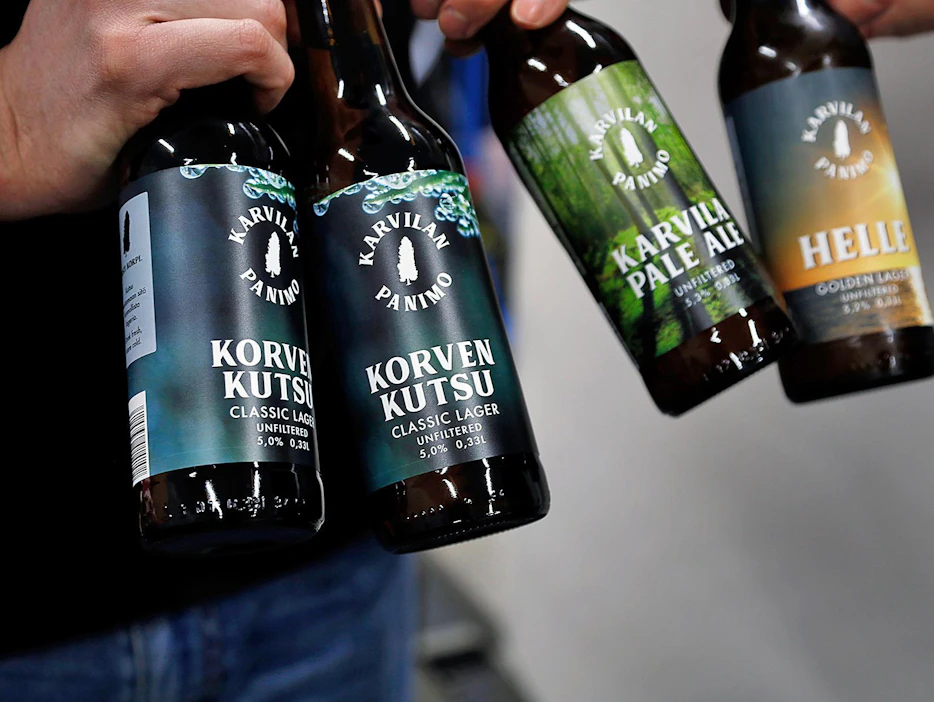 Korven kutsuja on moneen makuun. Etiketin vino kuusi kasvaa Karvilan panimon omistavan Jouni Purontauksen kotitilan pihassa.