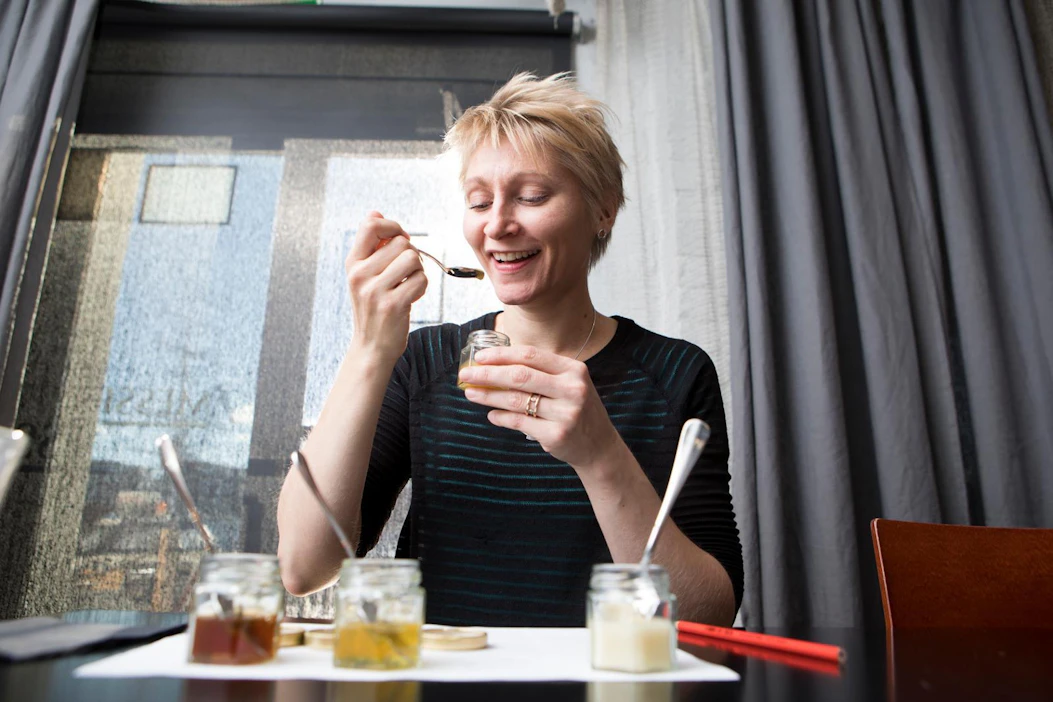 Johanna Haijaselle hunaja on jokapäiväistä herkkua. "Meillä on hunajapurkki aina hellan vieressä. Hunajaa tulee lisättyä joka ruokaan. Oma herkkuni on paahdettu ruisleipä, juusto ja hunaja", Haijanen kertoo.