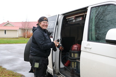 Pyhäjokinen Saara Mustakallio on toiminut nuohoojayrittäjänä noin 13 vuotta. 