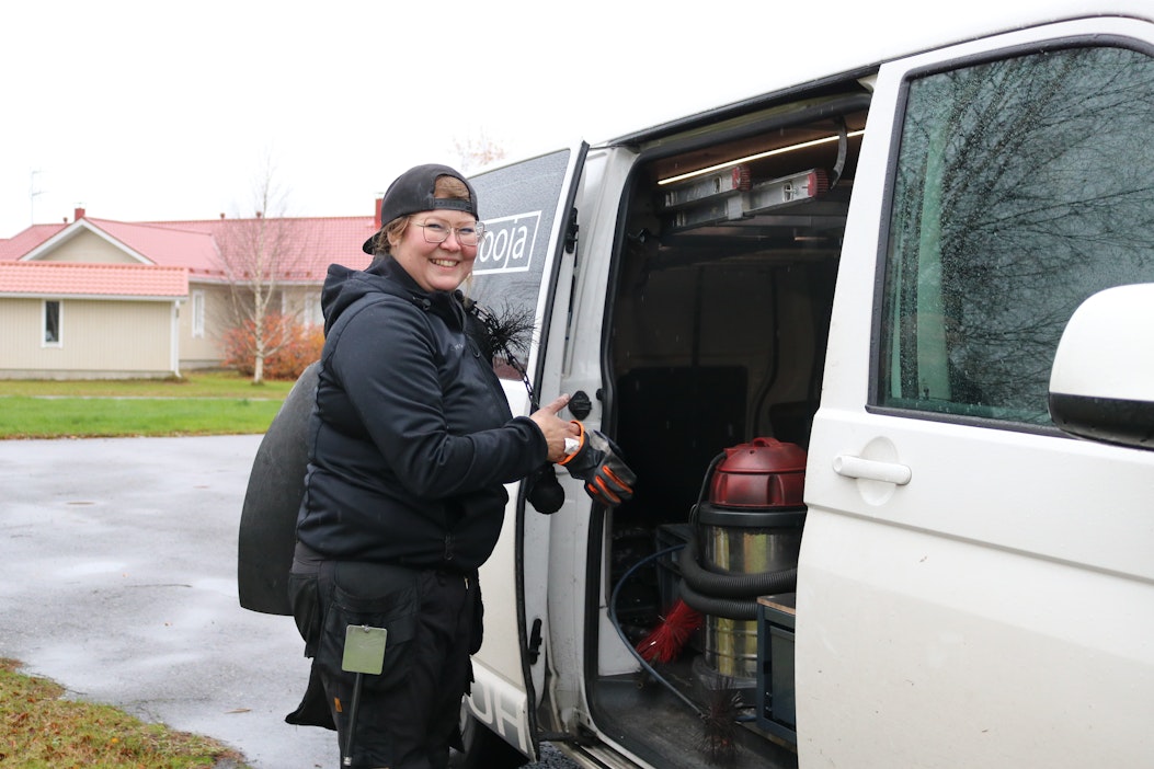Pyhäjokinen Saara Mustakallio on toiminut nuohoojayrittäjänä noin 13 vuotta.