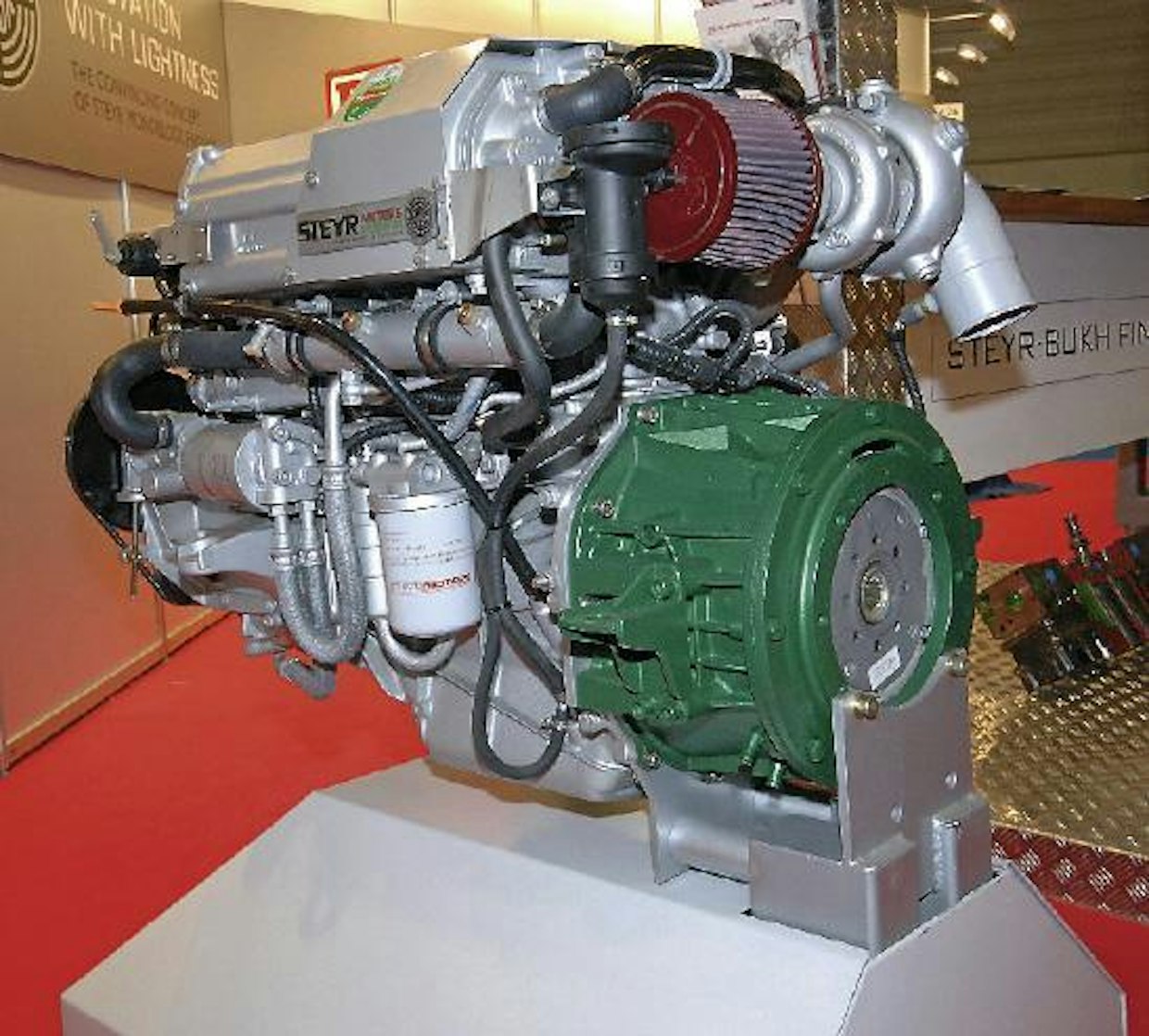 Steyr esitteli uuden hybridilaitteiston dieselmoottoriin. Kyseessä ei ole varsinaisesti hybridimoottorista vaan lisälaitteesta, koska se voidaan kytkeä myös vanhaan Steyr-moottoriin. Vauhtipyörään kytkettävä hybridiyksikkö pitää sisällään generaattorin ja vedonvapauttimen, joten dieselmoottorin veto voidaan irrottaa ja ajaa pelkästään sähkömoottorilla. Sähkömoottori/generaattoria voidaan käyttää neljällä eri tavalla:  1. Starttimoottorina, jolla dieselmoottori käynnistetään  2. Generaattorina, jolla tuotetaan maksimissaan 5 kW:n teho ulkopuoliseen käyttöön veneen sähköisiin toimintoihin  3. Sähkömoottorina, joka käyttää potkuriakselia  4. Kiihdytyksessä dieselin apuna antamaan lisää vääntöä. Järjestelmään kuuluu kolme erillistä säätöyksikköä (SEC), jolla ohjataan moottorin ECU- ja hybridin HCU ‑yksikköjä CAN-väylän avulla. Järjestelmä toimii joko 14 tai 28 V jännitteellä. Hybridiyksikkö on pienikokoinen, valmistajan mukaan se jatkaa moottorin kokonaispituutta vain 30 mm. Sähkömoottorin käyttöaika riippuu käytettävissä olevasta akkumäärästä. Generaattori lataa akut aina tarvittaessa silloin kun ajetaan dieselin voimalla. Ajon aikana ei tarvita erillistä generaattoria veneen sähköisiin toimintoihin. Hintaa hybriyksiköllä 12.500 e. Jälkiasennushinta vanhaan koneeseen on 1000 e, johon on lisättävä vielä ajotietokoneen hinta 2000 e.