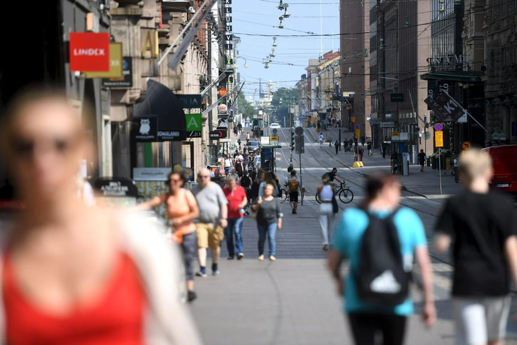 Suomalaisista 76 prosenttia kokee elämänsä vähintään melko onnelliseksi, kun vuonna 2016 onnelliseksi koki itsensä 80 prosenttia.