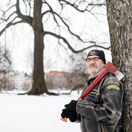 Jussi Lampi on metsäteknikon poika. Itse hän ei kuitenkaan harkinnut  metsäalan ammatteja. ”Musiikki ja näytteleminen veivät miehen.”