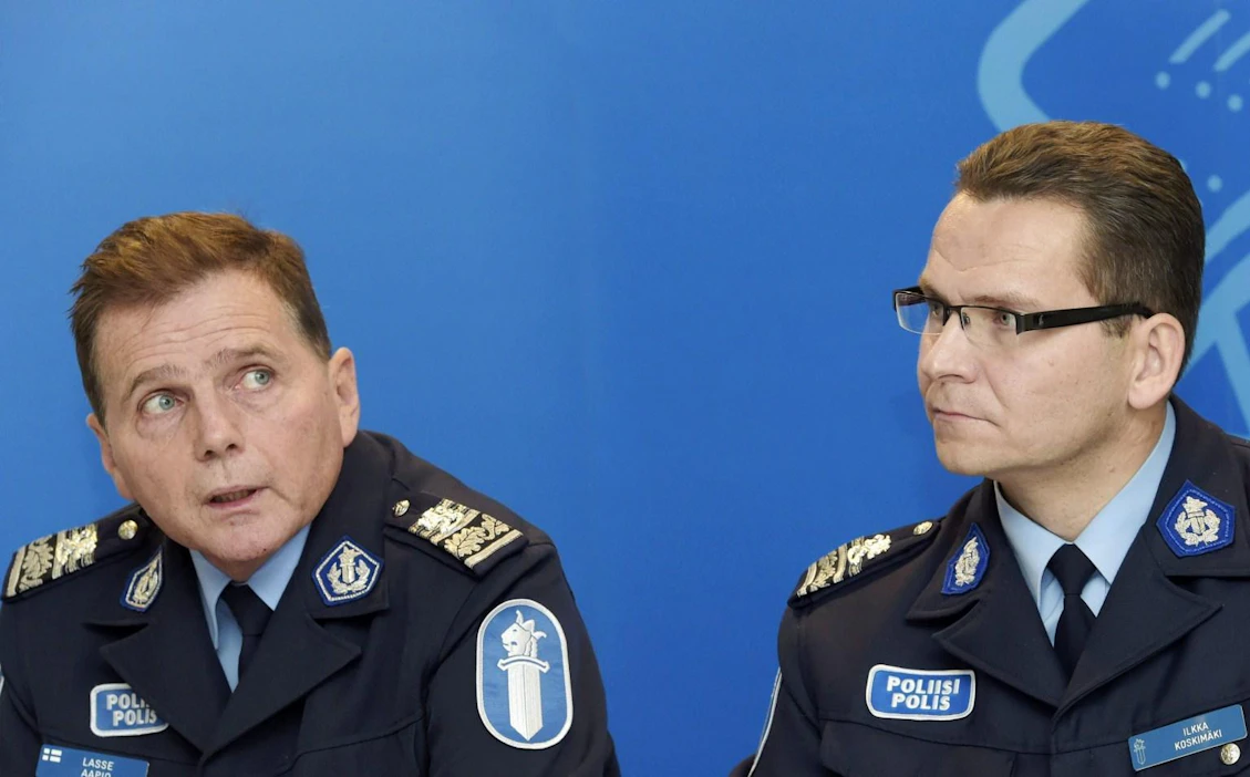 Helsingin poliisipäällikön Lasse Aapion epäillään muun muassa pyrkineen vaikuttamaan todistajien oikeudessa antamiin kertomuksiin sekä painostaneen heitä lainvastaisella tavalla. Lehtikuva / Markku Ulander.