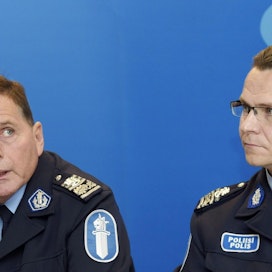 Helsingin poliisipäällikön Lasse Aapion epäillään muun muassa pyrkineen vaikuttamaan todistajien oikeudessa antamiin kertomuksiin sekä painostaneen heitä lainvastaisella tavalla. Lehtikuva / Markku Ulander.