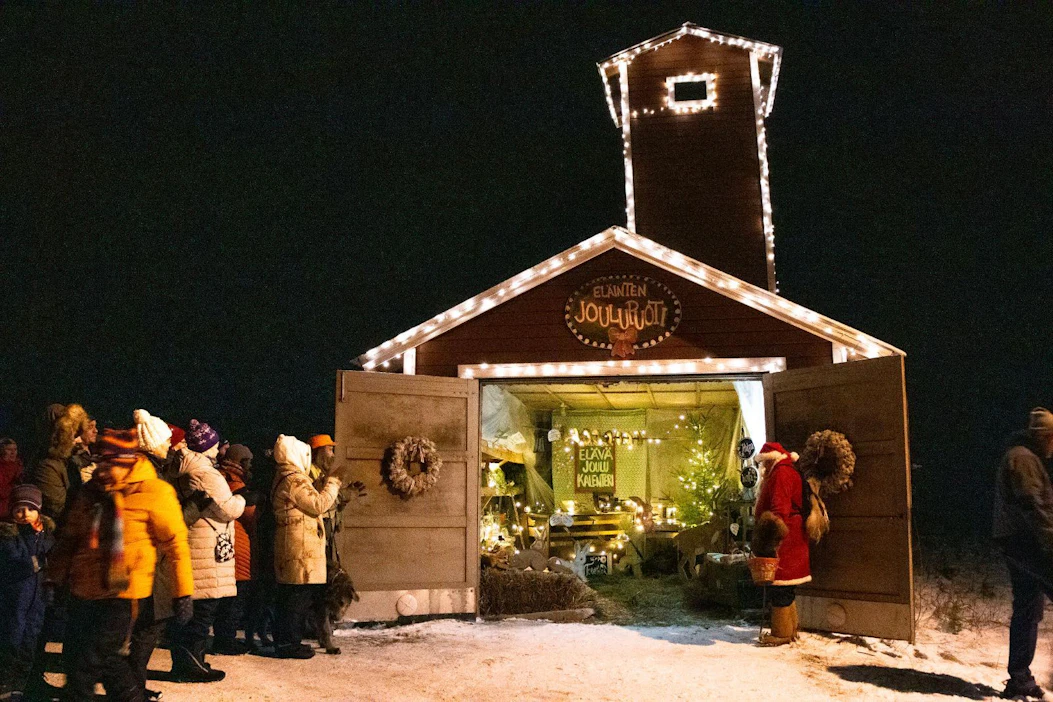 Jouluvaloin koristeltu Vuolenkosken vanha palotalli on korea näky pimeässä illassa.
