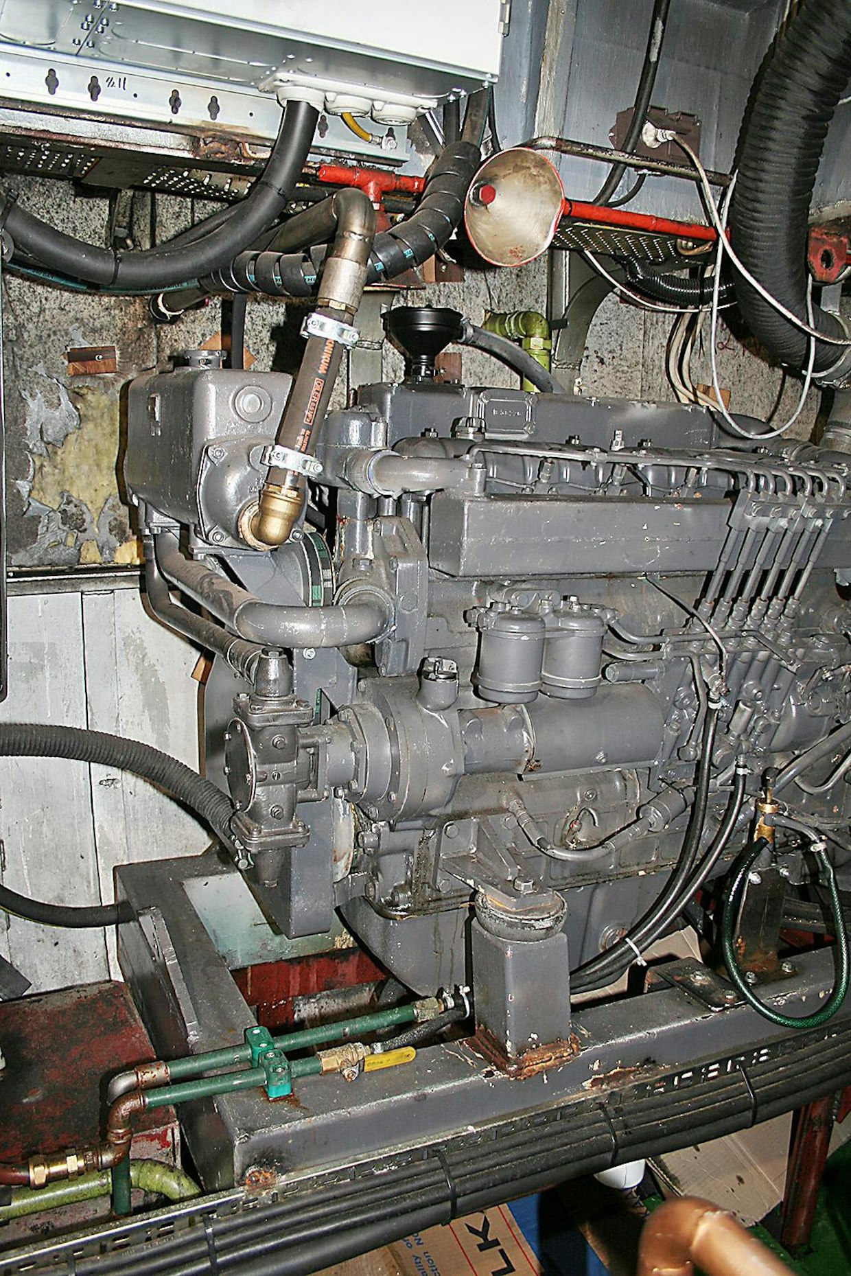 Apumoottori huolehtii hydrauliikan ja sähkön riittävyydestä.