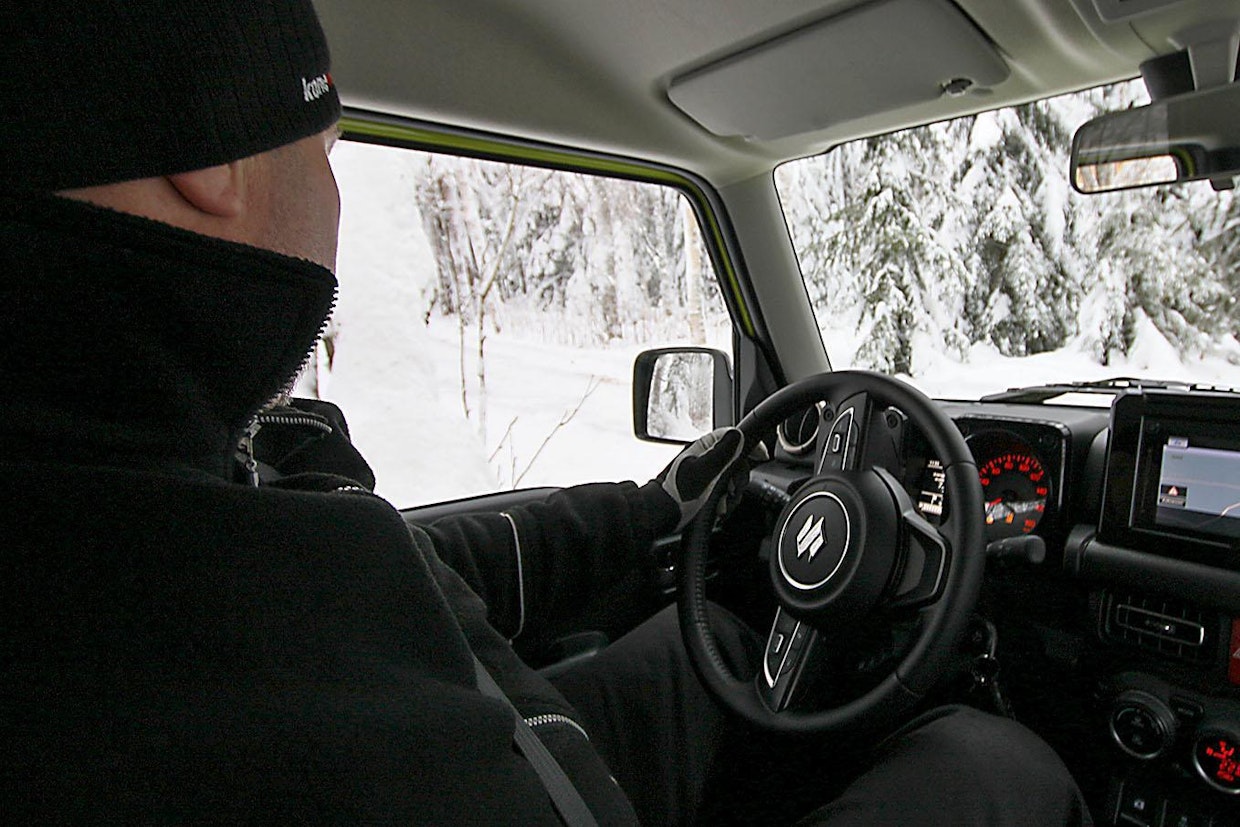 Pysty tuulilasi ja korkeat sivulasit tarjoavat hyvän näkyvyyden niin sivuteiden liittymissä kuin taajama-ajossakin. Lisäksi neliön muotoiset sivupeilit antavat hyvän näkyvyyden auton taakse ja viereen.
